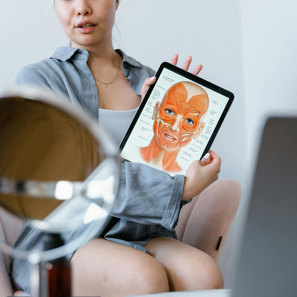 Consultation esthétique avec analyse du visage sur tablette